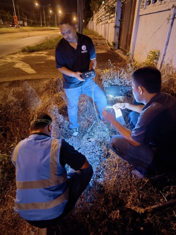 กปภ.สาขาคลองท่อม ลงพื้นที่สำรวจเพื่อค้นหาท่อแตก-รั่ว ในพื้นที่บริเวณตำบลคลองพน