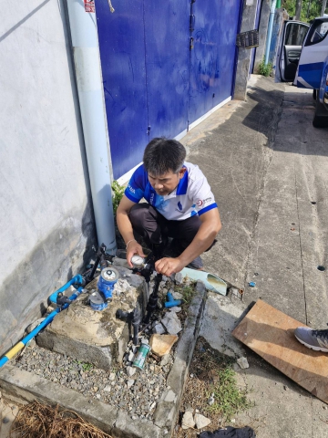 กปภ.สาขาภูเก็ต ลงพื้นที่ตรวจสอบคุณภาพน้ำปลายสาย บริเวณบ้านแหลมหิน ม.7 ถ.เทพกระษัตรี ต.เกาะแก้ว อ.เมือง จังหวัดภูเก็ต เพื่อดำเนินการตรวจสอบคุณภาพน้ำ