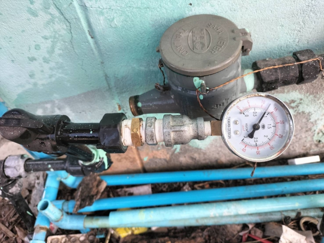 การประปาส่วนภูมิภาคสาขากาญจนดิษฐ์ นำทีมลงพื้นที่ ดำเนินการตรวจวัดแรงดันน้ำ