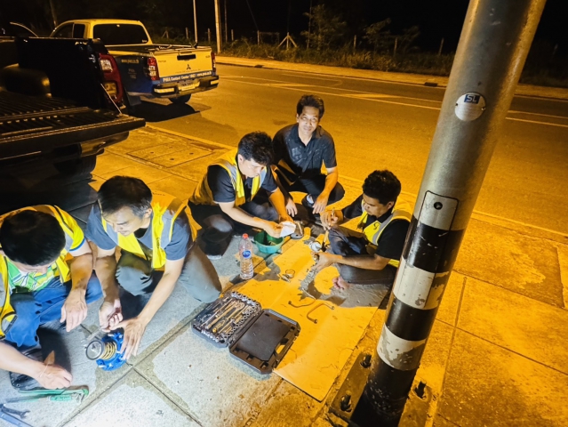 การประปาส่วนภูมิภาคสาขาอ่าวลึก ดำเนินการถอดล้าง PRV เพื่อกำจัดคราบตะกอน คราบหินปูนที่เข้าไปอุดตันกลไกภายในวาล์วน้ำ บริเวณฝั่งตรงข้ามร้านบังเลาะห์ ตำบลอ่าวลึกใต้ อำเภออ่าวลึก จังหวัดกระบี่