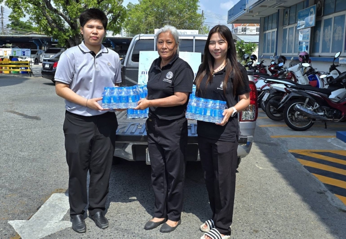 การประปาส่วนภูมิภาคสาขาฉะเชิงเทรา มอบน้ำดื่มตราสัญลักษณ์ กปภ. จำนวน 360 ขวด ให้แก่ที่ว่าการอำเภอเมืองฉะเชิงเทรา