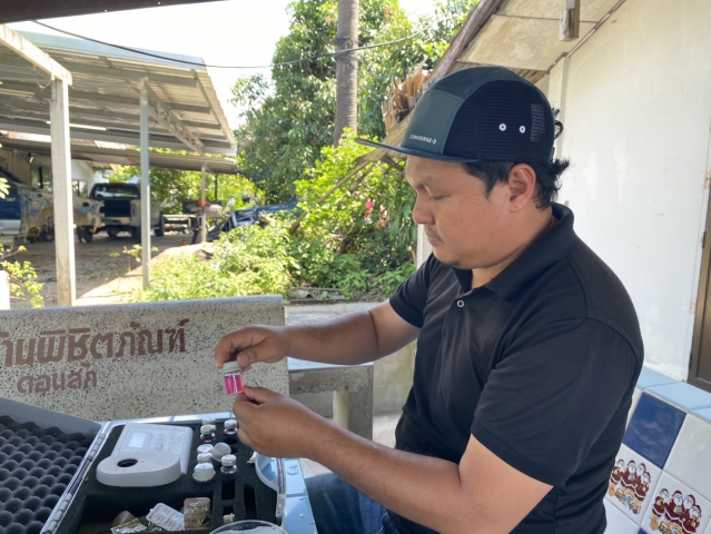 กปภ.สาขาขนอม ดำเนินการตรวจสอบคุณภาพน้ำประปา ณ ป้อมตำรวจสี่แยกครูประวิง และร้านพัฒนา บ้านเลขที่ 102/6  ม.4 ต.ขนอม ต.ขนอม อ.ขนอม จ.นครศรีธรรมราช