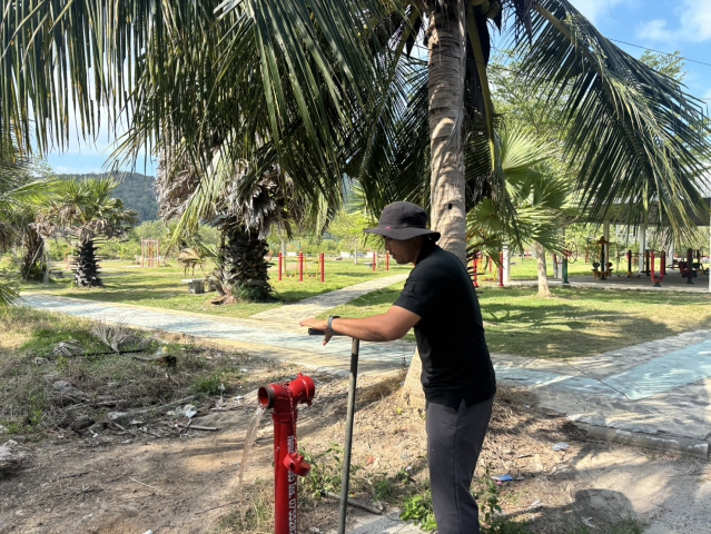 กปภ.สาขาขนอม ลงพื้นที่ ดำเนินการเปิดล้างตะกอนระบายในเส้นท่อจ่ายน้ำ (Blow off) ผ่านหัวดับเพลิง