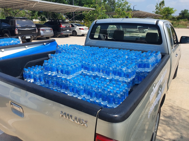 กปภ.สาขาระยอง สนับสนุนน้ำดื่มบรรจุขวดตราสัญลักษณ์ กปภ. แก่จังหวัดระยอง ในกิจกรรมป้องกันและลดอุบัติเหตุทางถนนช่วงเทศกาลปีใหม่ พ.ศ.2569