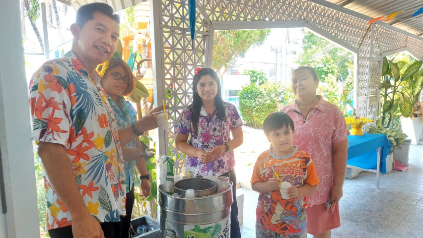 กปภ.สาขามหาสารคาม จัดกิจกรรมมอบความสุขให้กับลูกค้าที่มารับบริการ ด้วยการแจกไอศกรีม คลายร้อน