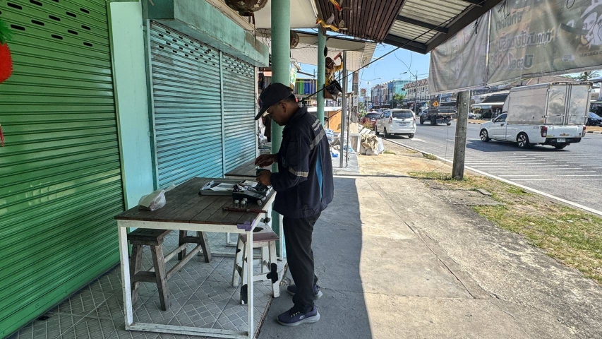 กปภ.สาขาภูเก็ต ลงพื้นที่ตรวจสอบคุณภาพน้ำปลายสาย บริเวณหน้าโรงเรียนสะปำ ถนนเทพกระษัตรี  ตำบลเกาะแก้ว อำเภอเมืองภูเก็ต จังหวัดภูเก็ต