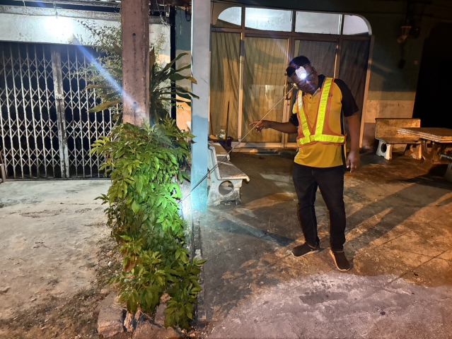 กปภ.สาขาขนอม ลงพื้นที่ปฏิบัติงานลดน้ำสูญเสีย โดยวิธีเดินสำรวจหาน้ำสูญเสีย