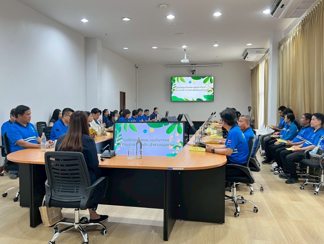 วันที่ 8 พฤษภาคม  2569 การประปาส่วนภูมิภาคสาขาลำพูน โดยนายศุภกฤษณ์ จันทร์ศุภเสน ผู้จัดการ กปภ.สาขาลำพูน จัดกิจกรรมศึกษาดูงานแลกเปลี่ยนความรู้ ณ อุทยานหลวงราชพฤกษ์ อ.เมืองเชียงใหม่ จ.เชียงใหม่ ที่ได้รับมาตรฐาน  เพื่อรองรับการจัดการสำนักงานสีเขียว (Green Office) ตามนโยบายในการจัดการคุณภาพด้านสิ่งแวดล้อมทั้งที่เป็นส่วนสำนักงานและสภาพแวดล้อมภายในพื้นที่อาคารสำนักงาน เพื่อให้การดำเนินงานและกิจกรรมต่างๆ ส่งผลกระทบต่อสิ่งแวดล้อมน้อยที่สุด โดยการใช้ทรัพยากรและพลังงานอย่างรู้คุณค่า มีแนวทางการจัดการของเสียอย่างมีประสิทธิภาพ รวมถึงการจัดซื้อจัดจ้างที่เป็นมิตรกับสิ่งแวดล้อม และลดปริมาณการปล่อยก๊าซเรือนกระจกออกสู่สิ่งแวดล้อม