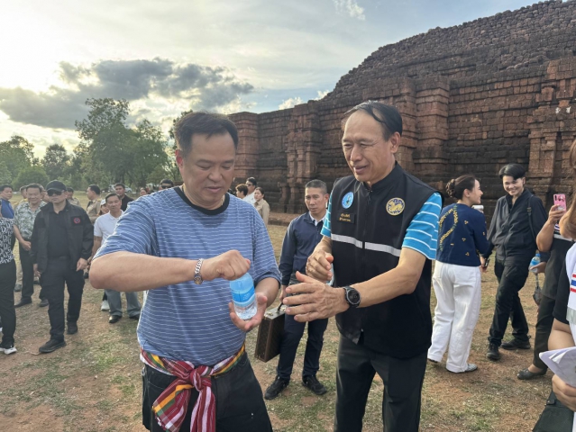 ผอ.กปภ.ข.10 พร้อมผู้จัดการ กปภ.สาขา ในพื้นที่ จ.เพชรบูรณ์ ร่วมต้อนรับนายกรัฐมนตรี และ มท.3 ในโอกาสลงพื้นที่ปฏิบัติภารกิจใน จ.เพชรบูรณ์