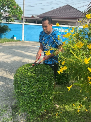กปภ.สาขาสามพราน ร่วมกิจกรรมตัดหญ้าและตัดแต่งกิ่งไม้ ปรับปรุงภูมิทัศน์รอบสำนักงาน