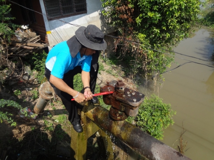 ไฟล์แนบ พนักงานบริการกำลังซ่อมแซมท่อแตกรั่ว