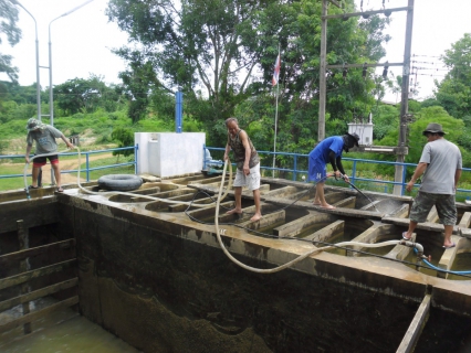 ไฟล์แนบ หัวหน้างานผลิต และพนักงานผลิตน้ำ กปภ.สาขาพะเยา ร่วมแรงร่วมใจทำความสะอาดพัฒนา สถานีจ่ายน้ำหน่วยบริการดอนไชย อำเภองาว จังหวัดลำปาง
