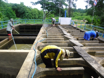 ไฟล์แนบ หัวหน้างานผลิต และพนักงานผลิตน้ำ กปภ.สาขาพะเยา ร่วมแรงร่วมใจทำความสะอาดพัฒนา สถานีจ่ายน้ำหน่วยบริการดอนไชย อำเภองาว จังหวัดลำปาง