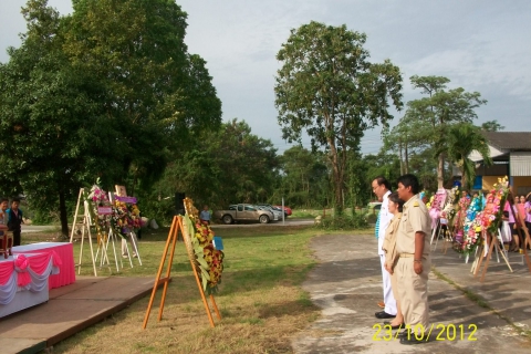 ไฟล์แนบ กปภ.สาขาบ้านฉาง เข้าร่วมพิธีวางพวงมาลา วันปิยมหาราช ๒๓ ต.ค. ๒๕๕๕ ณ บริเวณสนามที่ว่าการอำเภอบ้านฉาง