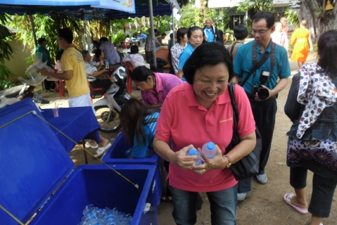 ไฟล์แนบ การประปาส่วนภูมิภาคสาขาพะเยา ได้จัดตั้งโรงทานน้ำดื่ม กปภ. จำนวน ๑,๐๐๐ ขวด , น้ำลำไย จำนวน ๖๐๐ ขวด ในงานกฐินสามัคคี ข้าราชการบำนาญ จังหวัดราชบุรี ร่วมกับวัดศรีโคมคำ ๓๒๐ วัด