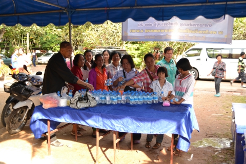 ไฟล์แนบ การประปาส่วนภูมิภาคสาขาพะเยา ได้จัดตั้งโรงทานน้ำดื่ม กปภ. จำนวน ๑,๐๐๐ ขวด , น้ำลำไย จำนวน ๖๐๐ ขวด ในงานกฐินสามัคคี ข้าราชการบำนาญ จังหวัดราชบุรี ร่วมกับวัดศรีโคมคำ ๓๒๐ วัด