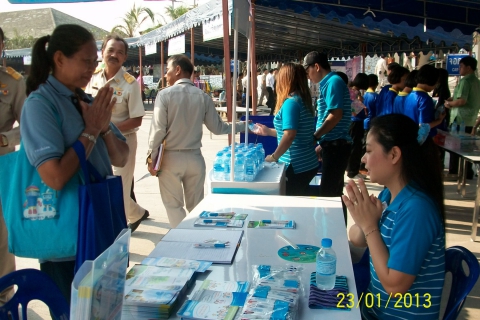 ไฟล์แนบ การประปาส่วนภูมิภาคสาขาบ้านฉาง ได้กล่าวสวัสดี ทักทายผู้มาใช้บริการออกหน่วยบำบัดทุกข์ บำรุงสุข สร้างรอยยิ้มให้ประชาชน ฯ จังหวัดระยอง ครั้งที่ ๔ ณ ศูนย์มายองโอทอป วันที่ ๒๓ มกราคม ๒๕๕๖ 