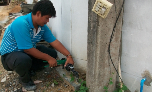 ไฟล์แนบ เจ้าหน้าที่ซ่อมท่อ ตรวจสอบและซ่อมแซมท่อรั่วก่อนถึงมิเตอร์ 