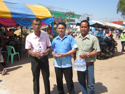 ไฟล์แนบ เดินหน้า CSR รอบรั้วบ้าน กปภ.สาขาพยัคฆภูมิพิสัย ร่วมงาน บุญคูณลาน สู่ขวัญข้าว ปี ๒๕๕๖ พร้อมสนับสนุนน้ำดื่มบรรจุขวดแก่ อ.ปทุมรัตต์ สำหรับใช้ในการจัดกิจกรรม