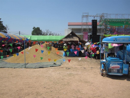 ไฟล์แนบ เดินหน้า CSR รอบรั้วบ้าน กปภ.สาขาพยัคฆภูมิพิสัย ร่วมงาน บุญคูณลาน สู่ขวัญข้าว ปี ๒๕๕๖ พร้อมสนับสนุนน้ำดื่มบรรจุขวดแก่ อ.ปทุมรัตต์ สำหรับใช้ในการจัดกิจกรรม