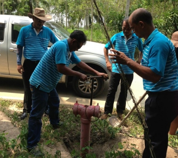 ไฟล์แนบ เจ้าหน้าที่ทำการระบายตะกอนที่หัวดับเพลิง