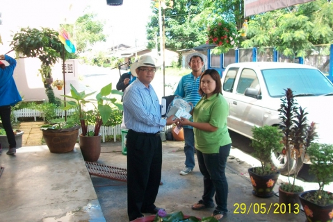 ไฟล์แนบ นายชาตรี ฉิมนุมาศ  ผู้จัดการกปภ.สาขาบ้านฉาง พูดคุยสอบถามความพึงพอใจในการให้บริการน้ำประปาและมอบของที่ระลึก ให้แก่เจ้าหน้าที่สถานธนานุบาลเทศบาลตำบลสำนักท้อน