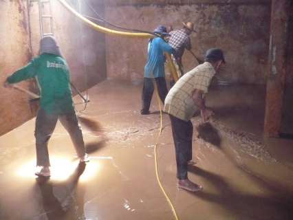 ไฟล์แนบ การประปาส่วนภูมิภาคสาขาจันทบุรี ล้างถังน้ำใสที่สถานีจ่ายน้ำบางกระไชย