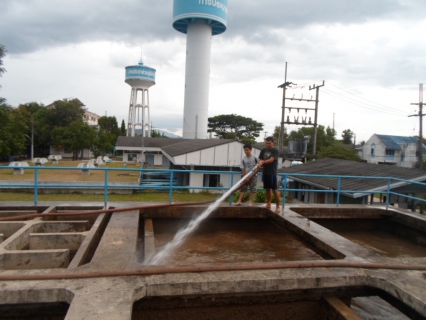 ไฟล์แนบ นายวิพล ติดเีทียน หัวหน้างานงานผลิต กปภ.สาขาแม่สอด นำทีมพนักงานและเจ้าหน้าที่ล้างถังตกตะกอน