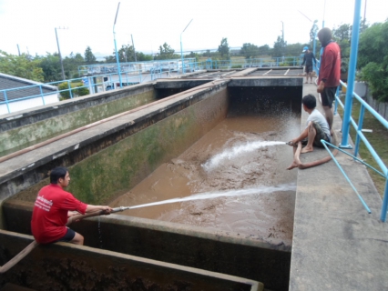 ไฟล์แนบ นายวิพล ติดเีทียน หัวหน้างานงานผลิต กปภ.สาขาแม่สอด นำทีมพนักงานและเจ้าหน้าที่ล้างถังตกตะกอน