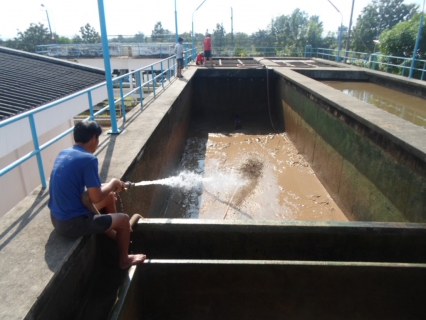 ไฟล์แนบ นายวิพล ติดเีทียน หัวหน้างานงานผลิต กปภ.สาขาแม่สอด นำทีมพนักงานและเจ้าหน้าที่ล้างถังตกตะกอน