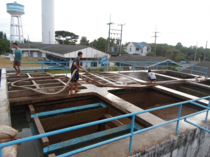 ไฟล์แนบ นายวิพล ติดเีทียน หัวหน้างานงานผลิต กปภ.สาขาแม่สอด นำทีมพนักงานและเจ้าหน้าที่ล้างถังตกตะกอน