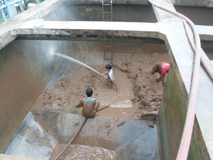 ไฟล์แนบ นายวิพล ติดเีทียน หัวหน้างานงานผลิต กปภ.สาขาแม่สอด นำทีมพนักงานและเจ้าหน้าที่ล้างถังตกตะกอน
