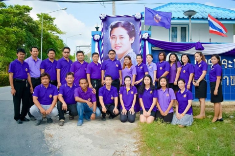 ไฟล์แนบ กปภ.สาขาบ้านฉาง ร่วมใจสวมเสื้อสีม่วงตราสัญลักษณ์ พร้อมประดับพระฉายาลักษณ์ และธงตราสัญลักษณ์ เพื่อเฉลิมพระเกียรติสมเด็จพระเทพรัตนราชสุดาฯ สยามบรมราชกุมารี 