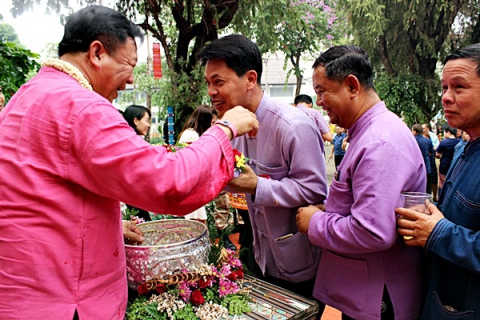 ไฟล์แนบ กปภ.สาขาเชียงราย ร่วมถวายน้ำสงกรานต์พระเถระผู้ใหญ่  เนื่องในเทศกาลปี๋ใหม่เมือง ประจำปี 2559 