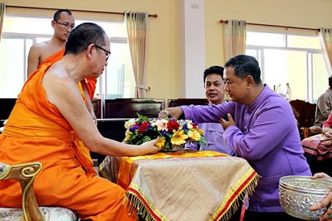 ไฟล์แนบ กปภ.สาขาเชียงราย ร่วมถวายน้ำสงกรานต์พระเถระผู้ใหญ่  เนื่องในเทศกาลปี๋ใหม่เมือง ประจำปี 2559 