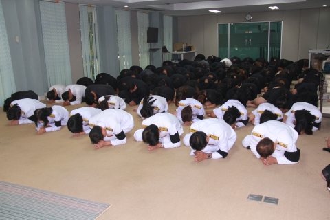 ไฟล์แนบ คณะผู้บริหาร และพนักงานในสังกัด ร่วมจัดพิธีน้อมเกล้าถวายความอาลัยส่งดวงพระวิญญาณ พระบาทสมเด็จพระปรมินทรมหาภูมิพล อดุลยเดช เสด็จสู่สวรรคาลัย พร้อมประกาศเจตนารมณ์ "ที่นี่...องค์กรโปร่งใส" ถวายความจงรักภัคดีต่อหน้าพระบรมฉายาลักษณ์ฯ