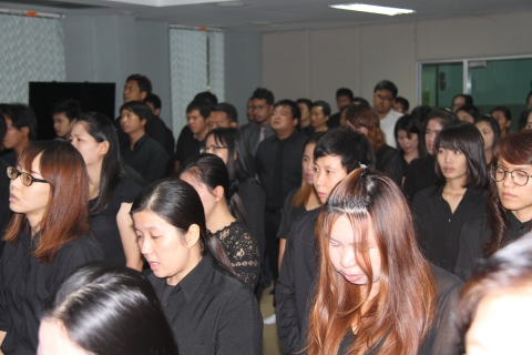 ไฟล์แนบ คณะผู้บริหาร และพนักงานในสังกัด ร่วมจัดพิธีน้อมเกล้าถวายความอาลัยส่งดวงพระวิญญาณ พระบาทสมเด็จพระปรมินทรมหาภูมิพล อดุลยเดช เสด็จสู่สวรรคาลัย พร้อมประกาศเจตนารมณ์ "ที่นี่...องค์กรโปร่งใส" ถวายความจงรักภัคดีต่อหน้าพระบรมฉายาลักษณ์ฯ