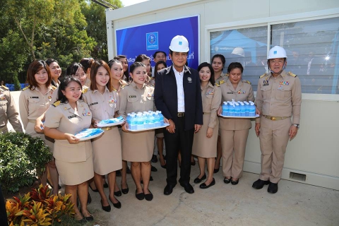 ไฟล์แนบ พลเอก ประยุทธ์ จันทร์โอชา นายกรัฐมนตรี พร้อมด้วยคณะรัฐมนตรี เดินทางตรวจเยี่ยมและให้กำลังใจพนักงาน การประปาส่วนภูมิภาค (กปภ.) ณ โรงผลิตน้ำประปาชั่วคราวแบบเคลื่อนที่ สระเก็บน้ำพระราม 9 อ.ธัญบุรี จ.ปทุมธานี 