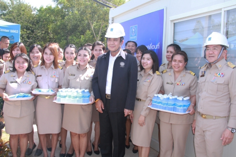 ไฟล์แนบ พลเอก ประยุทธ์ จันทร์โอชา นายกรัฐมนตรี พร้อมด้วยคณะรัฐมนตรี เดินทางตรวจเยี่ยมและให้กำลังใจพนักงาน การประปาส่วนภูมิภาค (กปภ.) ณ โรงผลิตน้ำประปาชั่วคราวแบบเคลื่อนที่ สระเก็บน้ำพระราม 9 อ.ธัญบุรี จ.ปทุมธานี 