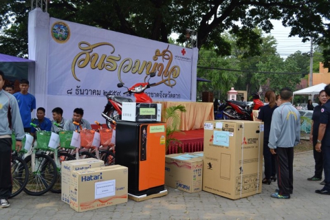 ไฟล์แนบ กปภ.สาขาตาก ร่วมบริจาครางวัลพิเศษแก่เหล่ากาชาดจังหวัดตาก สำหรับเป็นรางวัลพิเศษให้แก่ร้านมัจฉากาชาด พร้อมสนับสนุนน้ำดื่มบรรจุขวดตราสัญลักษณ์ กปภ. จำนวน 300 ขวด