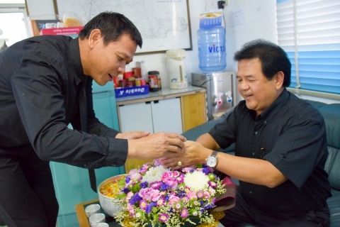 ไฟล์แนบ กปภ. สาขาระยอง จัดกิจกรรมสรงน้ำพระและรดน้ำขอพรผู้ใหญ่ เพื่อความเป็นสิริมงคล เนื่องในวันสงกรานต์ประจำปี 2560 