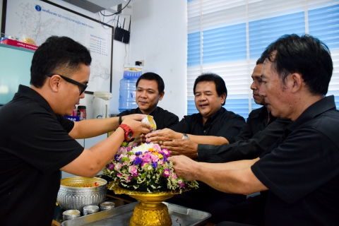 ไฟล์แนบ กปภ. สาขาระยอง จัดกิจกรรมสรงน้ำพระและรดน้ำขอพรผู้ใหญ่ เพื่อความเป็นสิริมงคล เนื่องในวันสงกรานต์ประจำปี 2560 