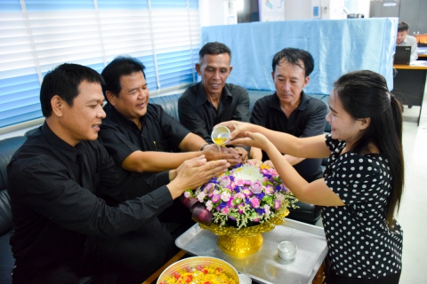 ไฟล์แนบ กปภ. สาขาระยอง จัดกิจกรรมสรงน้ำพระและรดน้ำขอพรผู้ใหญ่ เพื่อความเป็นสิริมงคล เนื่องในวันสงกรานต์ประจำปี 2560 