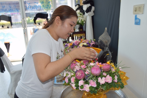 ไฟล์แนบ กปภ. สาขาระยอง จัดกิจกรรมสรงน้ำพระและรดน้ำขอพรผู้ใหญ่ เพื่อความเป็นสิริมงคล เนื่องในวันสงกรานต์ประจำปี 2560 