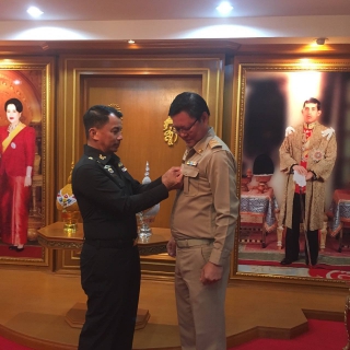 ไฟล์แนบ  นายสกล ถุงทรัพย์ ผจก.กปภ.สาขาวัฒนานคร ได้เข้าร่วมพิธีรับเครื่องหมายแหนบรูปกระเป๋ากระสุนคันชีพ พระนามาภิไธย ย่อ สก.