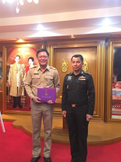 ไฟล์แนบ  นายสกล ถุงทรัพย์ ผจก.กปภ.สาขาวัฒนานคร ได้เข้าร่วมพิธีรับเครื่องหมายแหนบรูปกระเป๋ากระสุนคันชีพ พระนามาภิไธย ย่อ สก.