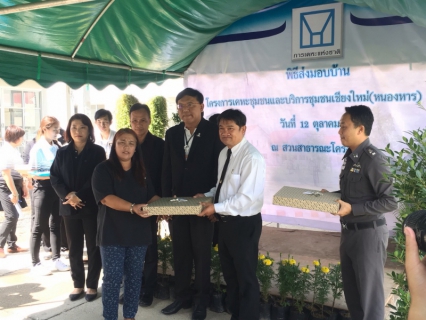 ไฟล์แนบ การประปาส่วนภูมิภาคสาขาแม่ริมโดยนายทิวา ระดีรมย์ ผู้จัดการพร้อมหัวหน้างานอำนวยการและพนักงานในสังกัด ออกหน่วยรับชำระค่าติดตั้งนอกสถานที่ ณ โครงการบ้านเอื้ออาทรหนองหาร ต.หนองหาร อ.สันทราย จ.เชียงใหม่ ในวันที่ 12 ตุลาคม 2560 ซึ่งเป็นการเอื้อความสะดวกและปฏิบัติงานตามแผนเพิ่มผู้ใช้น้ำของกปภ. 