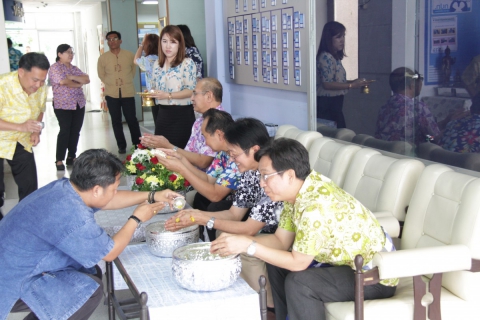 ไฟล์แนบ ผู้จัดการ และผู้ช่วยในสังกัดกปภ.ข.2 ร่วมรดน้ำดำหัวสืบสานประเพณีสงกรานต์ 2561
