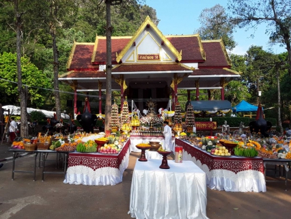 ไฟล์แนบ เช้าวันพุธที่ 31 ตุลาคม 2561 เวลา 08.00 น. นายวรัตม์ฐนัน ศิริวัฒน์ ผู้จัดการการประปาส่วนภูมิภาคสาขาแม่สอด นำทีมพนักงานร่วมงานบวงสรวงเจ้าพ่อพะวอ ที่อำเภอแม่สอดร่วมกับมูลนิธิเจ้าพ่อพะวอได้จัดขึ้น ณ บริเวณศาลเจ้าพ่อพะวอ ถนนสายแม่สอด-ตาก เพื่อเป็นการระลึกถึงวีรบุรุษนักรบผู้กล้าที่อยู่คู่บ้านคูเมืองของชาวอำเภอแม่สอด และอำเภอใกล้เคียงของจังหวัดตาก และการประปาส่วนภูมิภาคสาขาแม่สอด ได้นำน้ำบรรจุขวดตราสัญลักษณ์ กปภ.ไปร่วมแจกให้ผู้มาร่วมพิธีในครั้งนี้จำนวน 300 ขวด