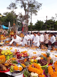 ไฟล์แนบ เช้าวันพุธที่ 31 ตุลาคม 2561 เวลา 08.00 น. นายวรัตม์ฐนัน ศิริวัฒน์ ผู้จัดการการประปาส่วนภูมิภาคสาขาแม่สอด นำทีมพนักงานร่วมงานบวงสรวงเจ้าพ่อพะวอ ที่อำเภอแม่สอดร่วมกับมูลนิธิเจ้าพ่อพะวอได้จัดขึ้น ณ บริเวณศาลเจ้าพ่อพะวอ ถนนสายแม่สอด-ตาก เพื่อเป็นการระลึกถึงวีรบุรุษนักรบผู้กล้าที่อยู่คู่บ้านคูเมืองของชาวอำเภอแม่สอด และอำเภอใกล้เคียงของจังหวัดตาก และการประปาส่วนภูมิภาคสาขาแม่สอด ได้นำน้ำบรรจุขวดตราสัญลักษณ์ กปภ.ไปร่วมแจกให้ผู้มาร่วมพิธีในครั้งนี้จำนวน 300 ขวด